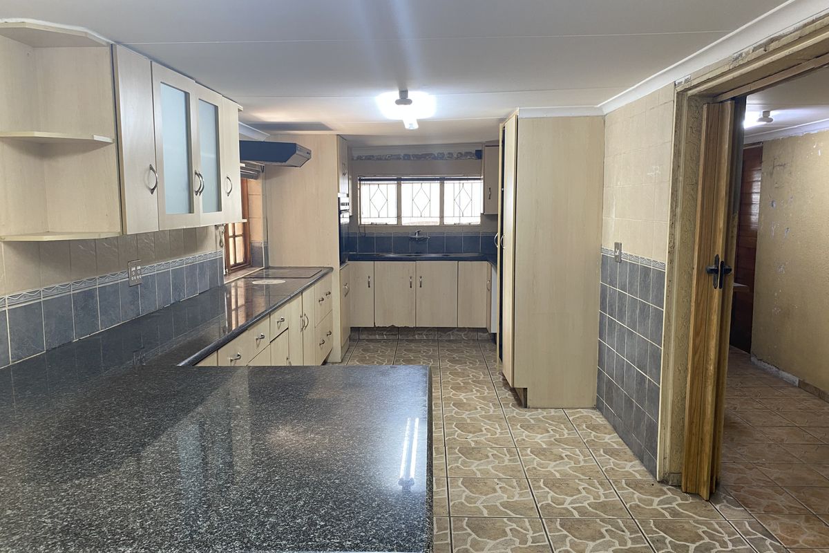 3 Bedroom House with a Flatlet\Teenage Pad Boksburg South - Photo 4