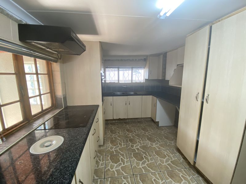 3 Bedroom House with a Flatlet\Teenage Pad Boksburg South - Photo 9
