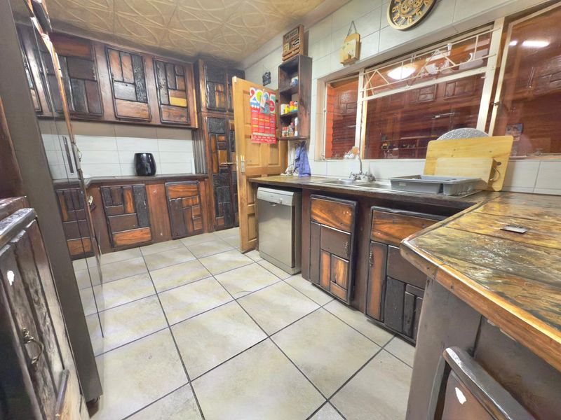 Stunning Home For Sale In A Neat Area, What More Do You Need? - Photo 9