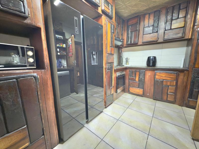 Stunning Home For Sale In A Neat Area, What More Do You Need? - Photo 7