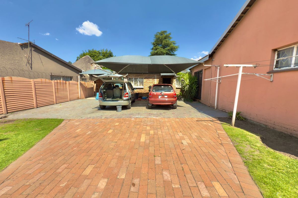 Stunning Home For Sale In A Neat Area, What More Do You Need? - Photo 5