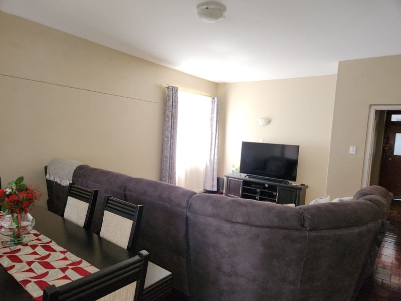 Spacious 2-Bedroom, 1-Bathroom Apartment in Humewood - Photo 7