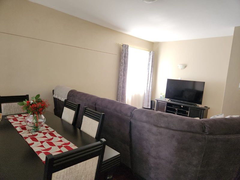 Spacious 2-Bedroom, 1-Bathroom Apartment in Humewood - Photo 5