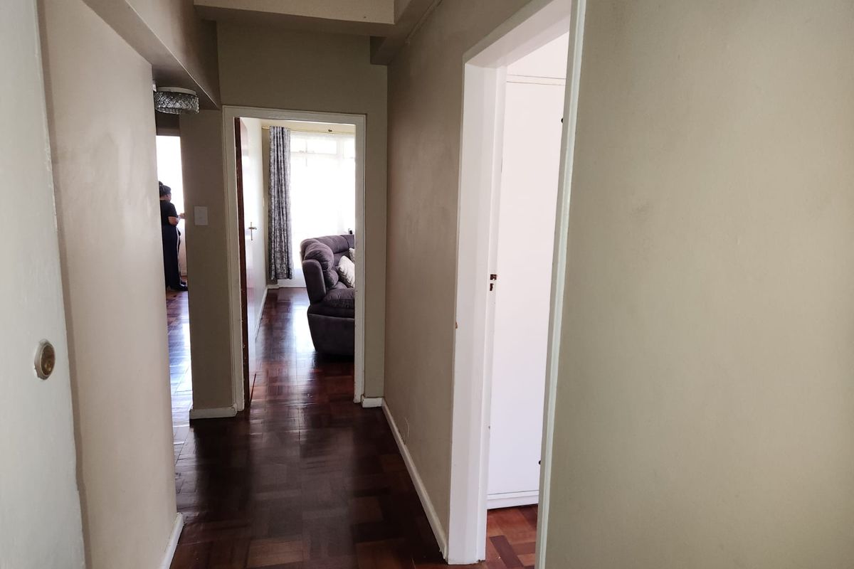 Spacious 2-Bedroom, 1-Bathroom Apartment in Humewood - Photo 3