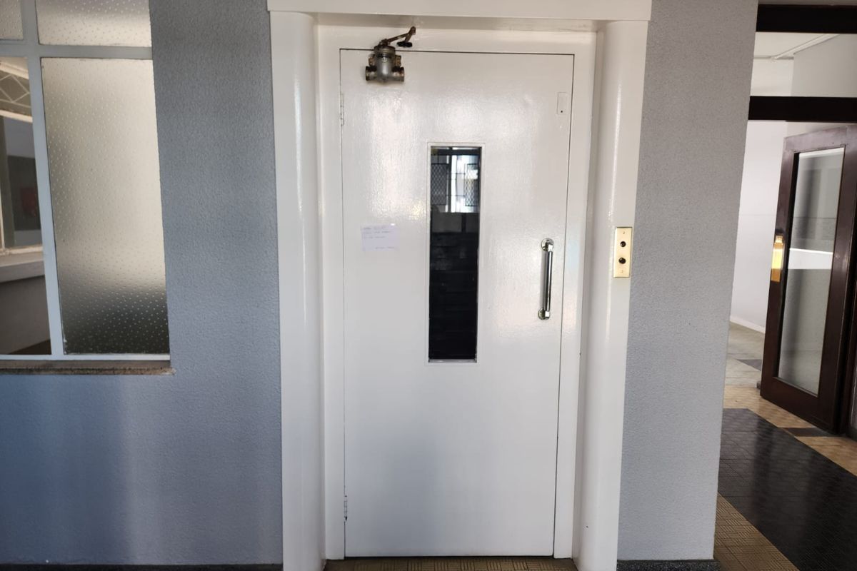 Spacious 2-Bedroom, 1-Bathroom Apartment in Humewood - Photo 2