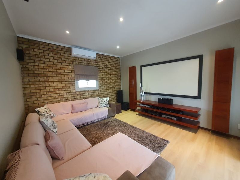 Absolute Diamond In The Prime Location. - Photo 3