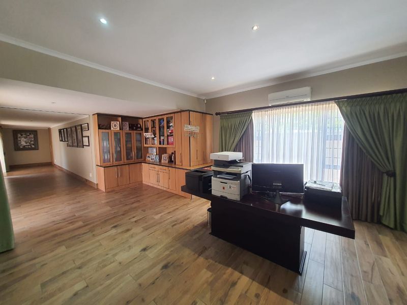 Absolute Diamond In The Prime Location. - Photo 9