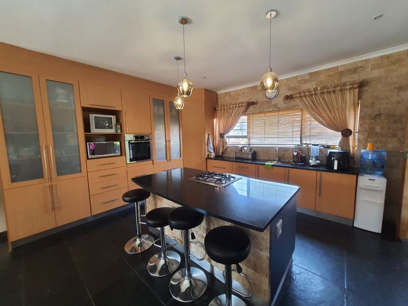 Absolute Diamond In The Prime Location. - Photo 8