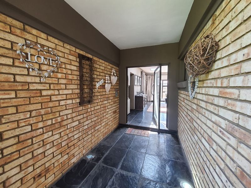 Absolute Diamond In The Prime Location. - Photo 2