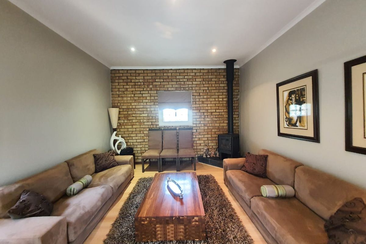 Absolute Diamond In The Prime Location. - Photo 4