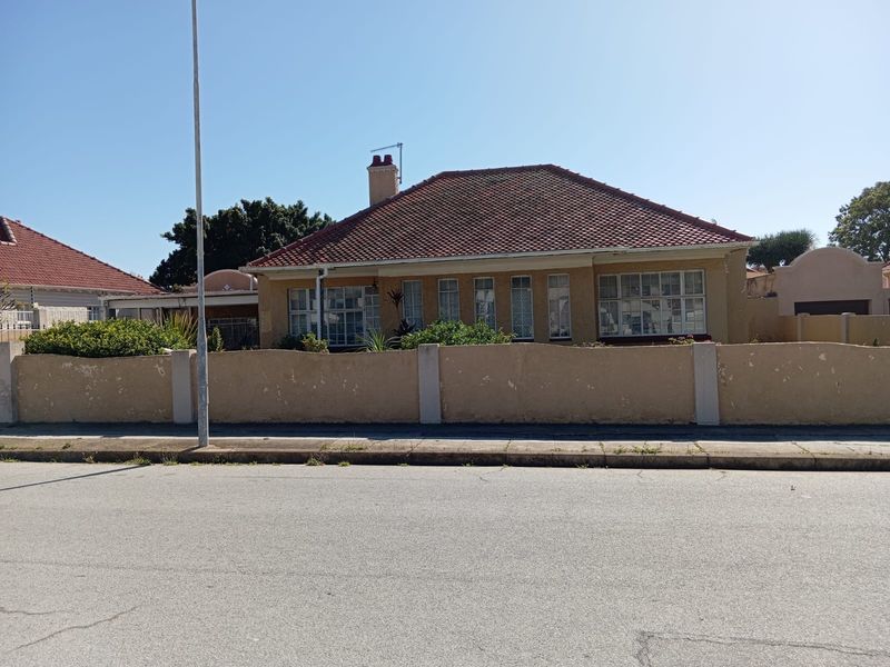 Spacious Family Home with Flatlet – Prime Location Near Top Schools & Hospital - Photo 3