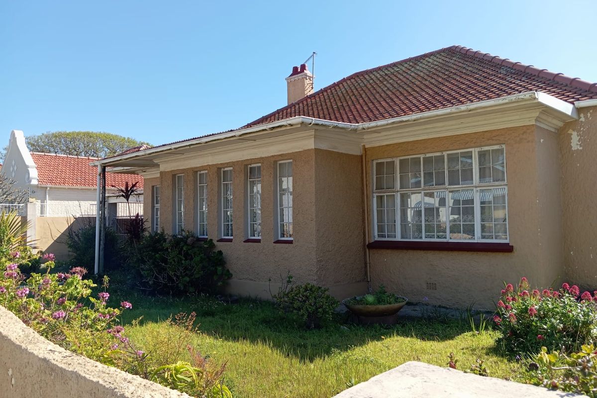 Spacious Family Home with Flatlet – Prime Location Near Top Schools & Hospital - Photo 4