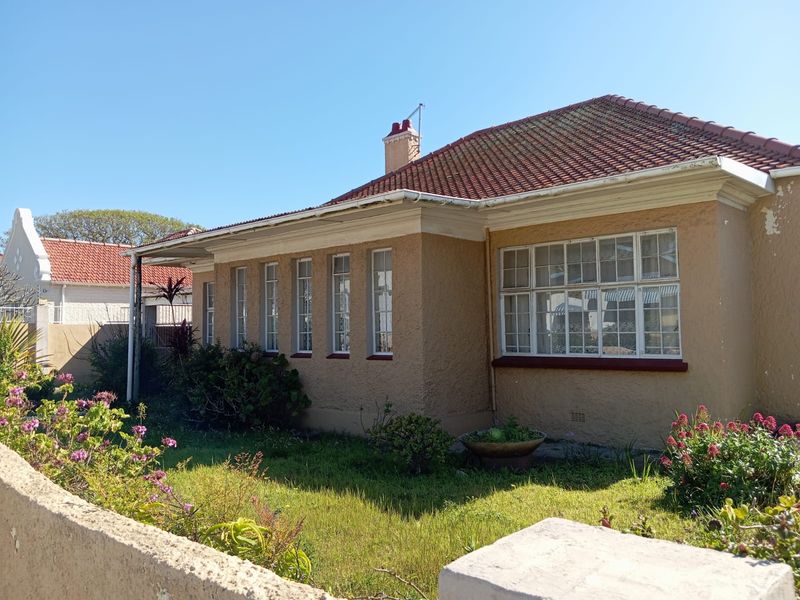 Spacious Family Home with Flatlet – Prime Location Near Top Schools & Hospital - Photo 4