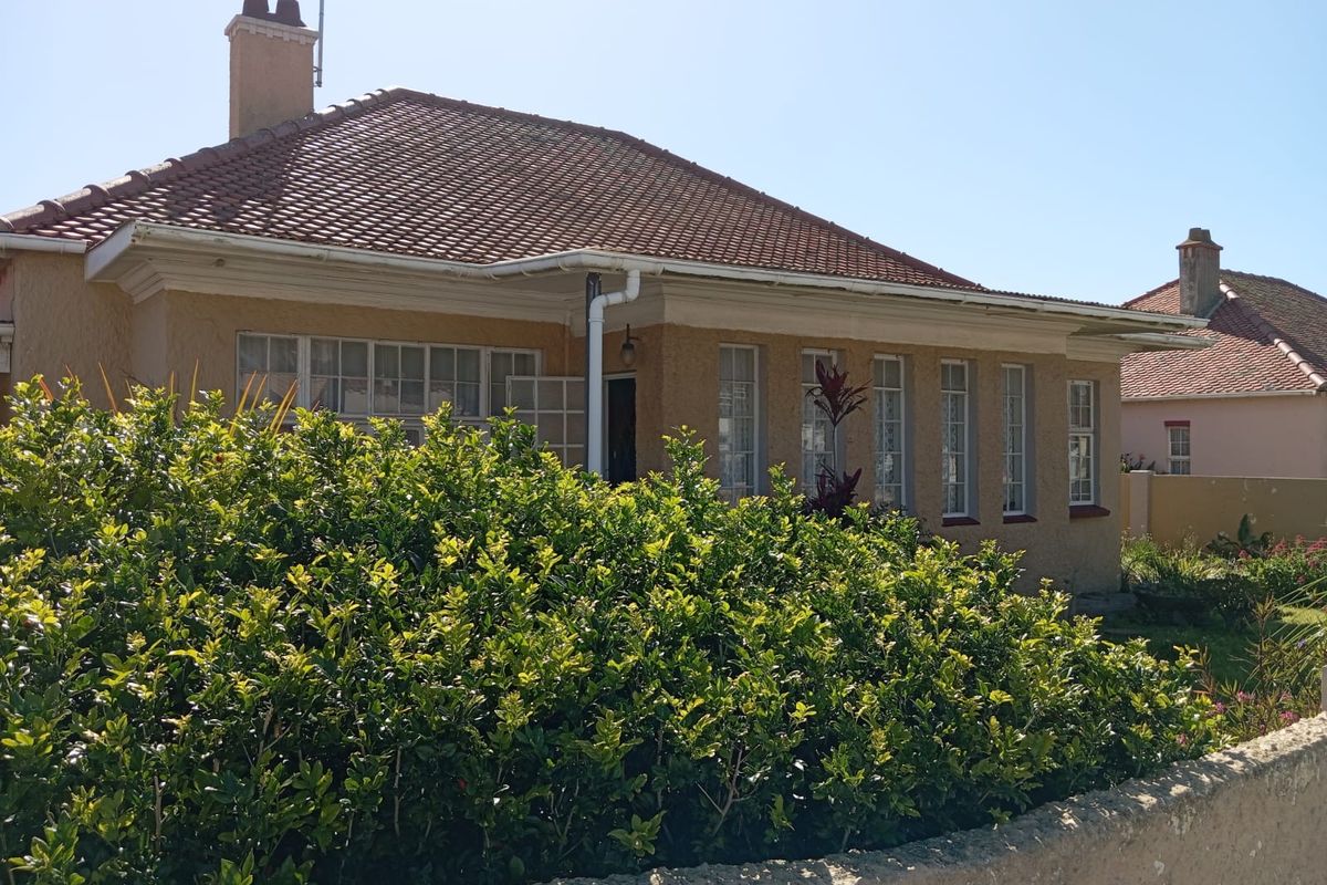 Spacious Family Home with Flatlet – Prime Location Near Top Schools & Hospital - Photo 2