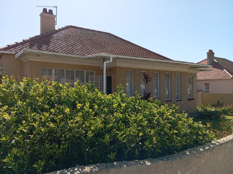 Spacious Family Home with Flatlet – Prime Location Near Top Schools & Hospital - Photo 2