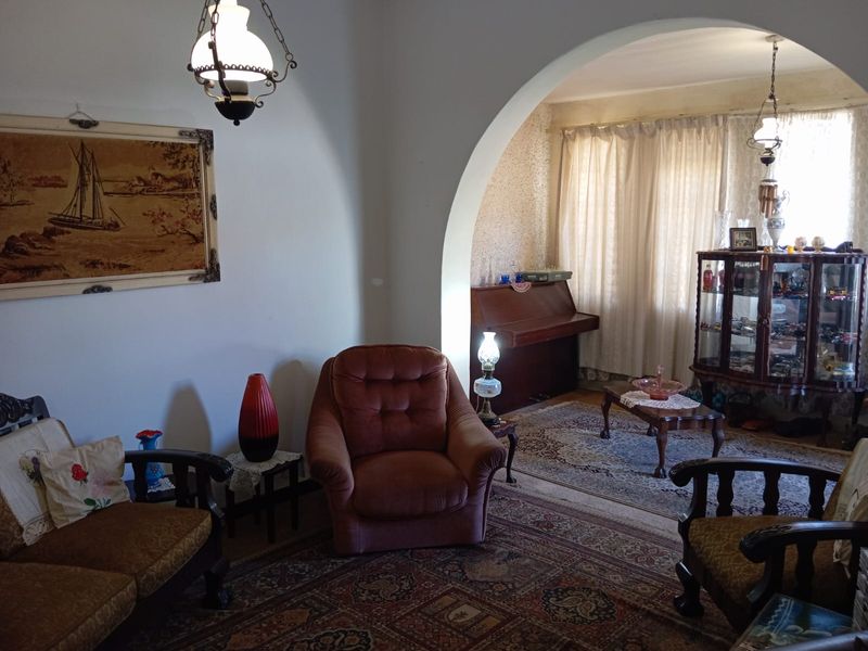 Spacious Family Home with Flatlet – Prime Location Near Top Schools & Hospital - Photo 8