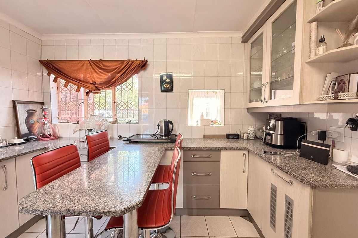 3 Bedroom Family Home in Pioneer Park Newcastle - Photo 2