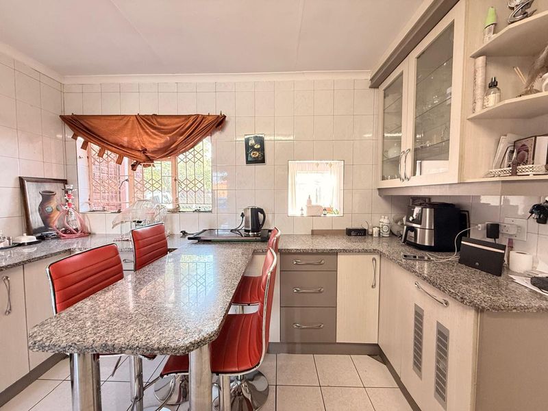 3 Bedroom Family Home in Pioneer Park Newcastle - Photo 2