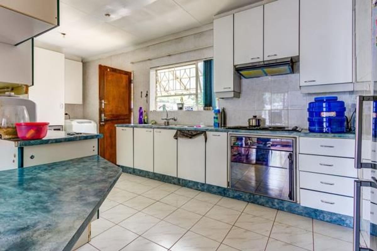 🧱 Spacious Facebrick Retreat in Sunward Park – Where Style Meets Serenity - Photo 4