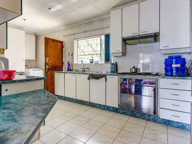 🧱 Spacious Facebrick Retreat in Sunward Park – Where Style Meets Serenity - Photo 4