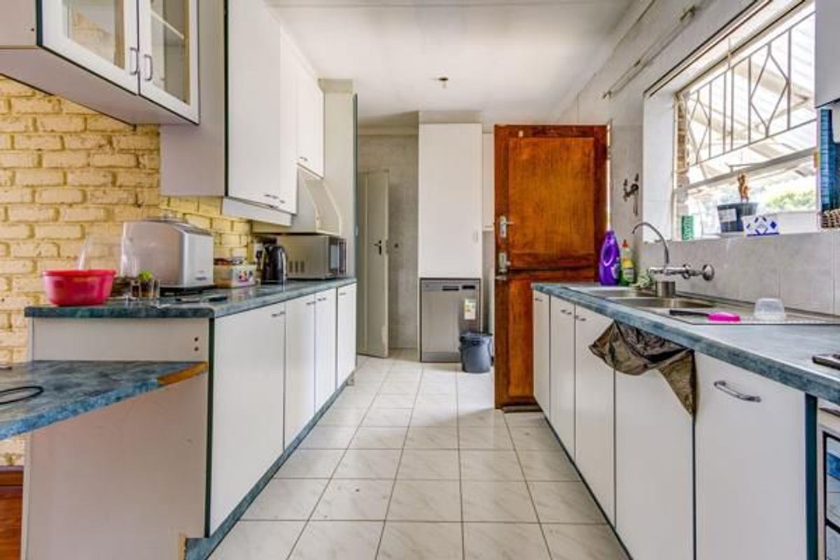 🧱 Spacious Facebrick Retreat in Sunward Park – Where Style Meets Serenity - Photo 5