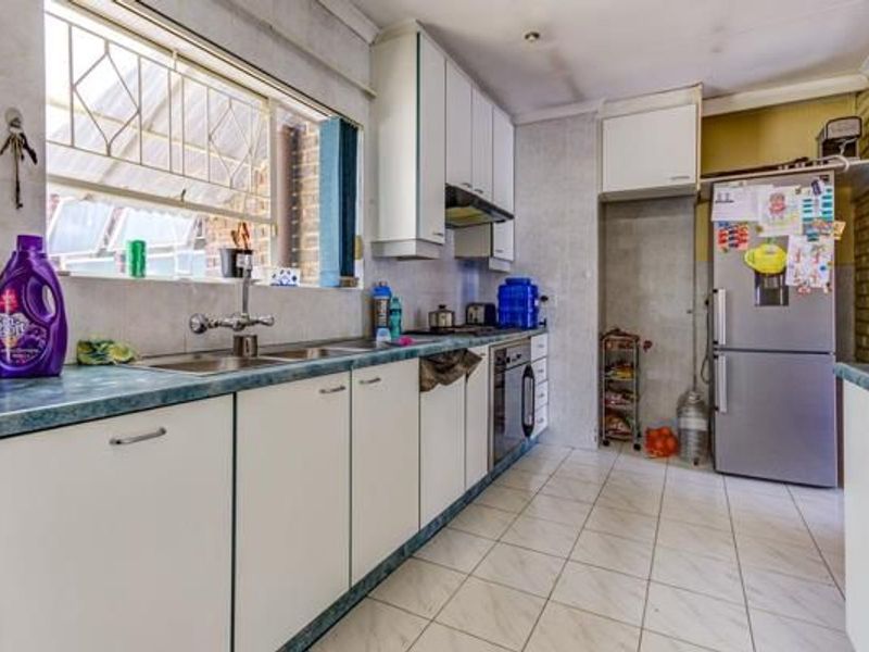 🧱 Spacious Facebrick Retreat in Sunward Park – Where Style Meets Serenity - Photo 6