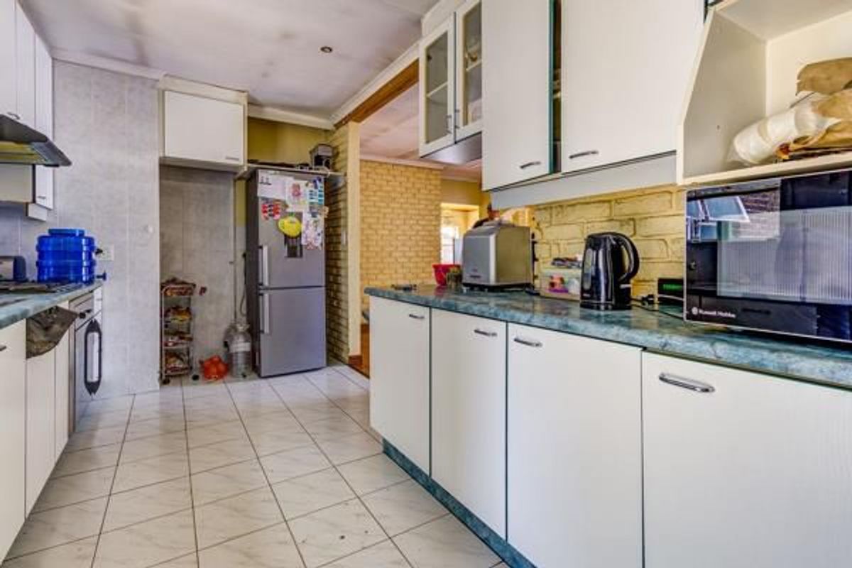 🧱 Spacious Facebrick Retreat in Sunward Park – Where Style Meets Serenity - Photo 3