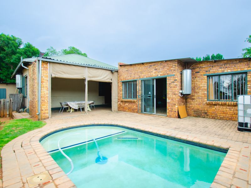 3 Bedroom with a Flat in Boksburg South - Photo 2