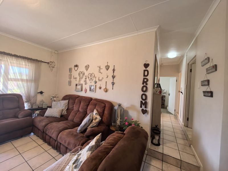 Inviting Home with Scenic Mountain Views - Photo 9