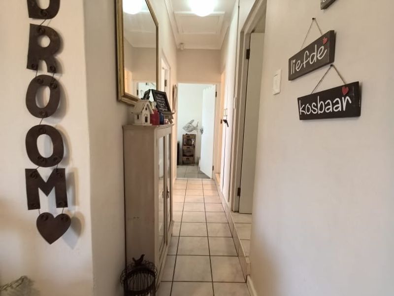 Inviting Home with Scenic Mountain Views - Photo 8