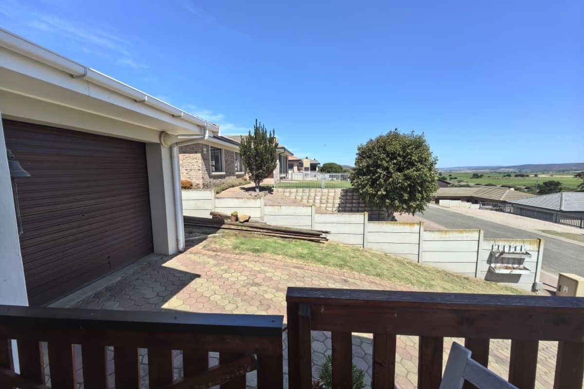 Inviting Home with Scenic Mountain Views - Photo 5