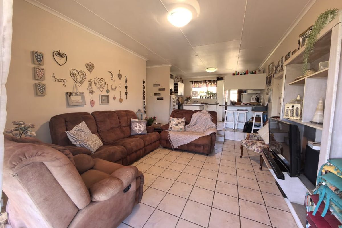 Inviting Home with Scenic Mountain Views - Photo 4