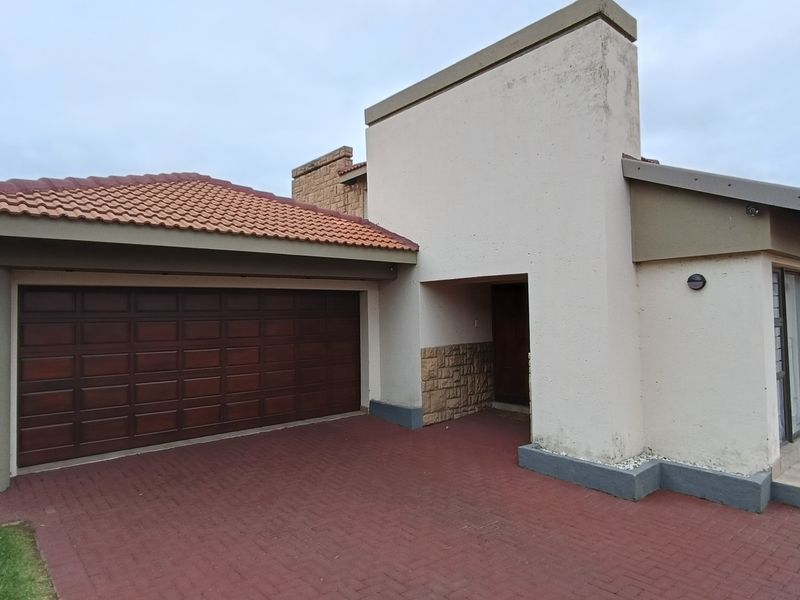 Beautiful 4 Bedroom in a very popular area in Benfleur! - Photo 1