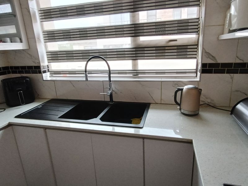 Beautiful 4 Bedroom in a very popular area in Benfleur! - Photo 7