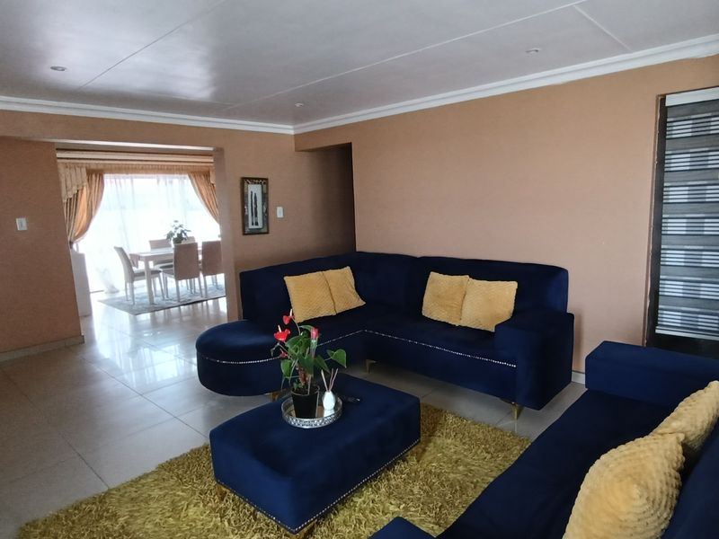 Beautiful 4 Bedroom in a very popular area in Benfleur! - Photo 8