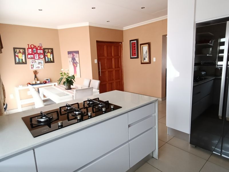 Beautiful 4 Bedroom in a very popular area in Benfleur! - Photo 6