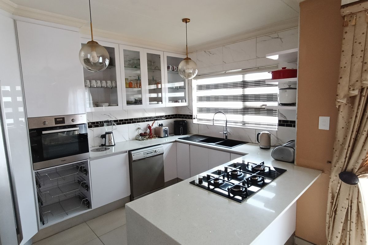 Beautiful 4 Bedroom in a very popular area in Benfleur! - Photo 4