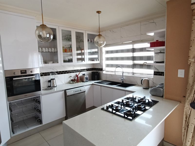 Beautiful 4 Bedroom in a very popular area in Benfleur! - Photo 4