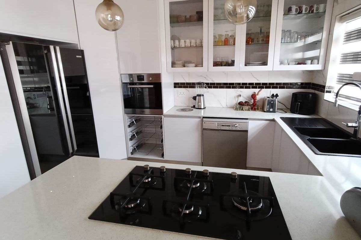 Beautiful 4 Bedroom in a very popular area in Benfleur! - Photo 5