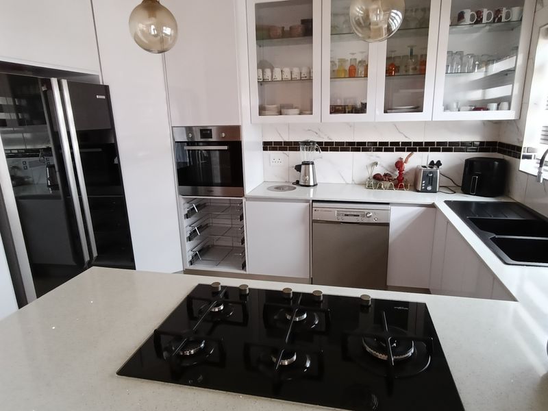Beautiful 4 Bedroom in a very popular area in Benfleur! - Photo 5