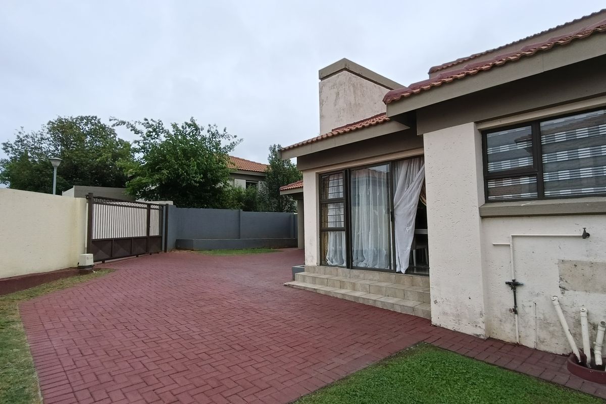 Beautiful 4 Bedroom in a very popular area in Benfleur! - Photo 3