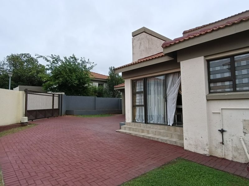 Beautiful 4 Bedroom in a very popular area in Benfleur! - Photo 3