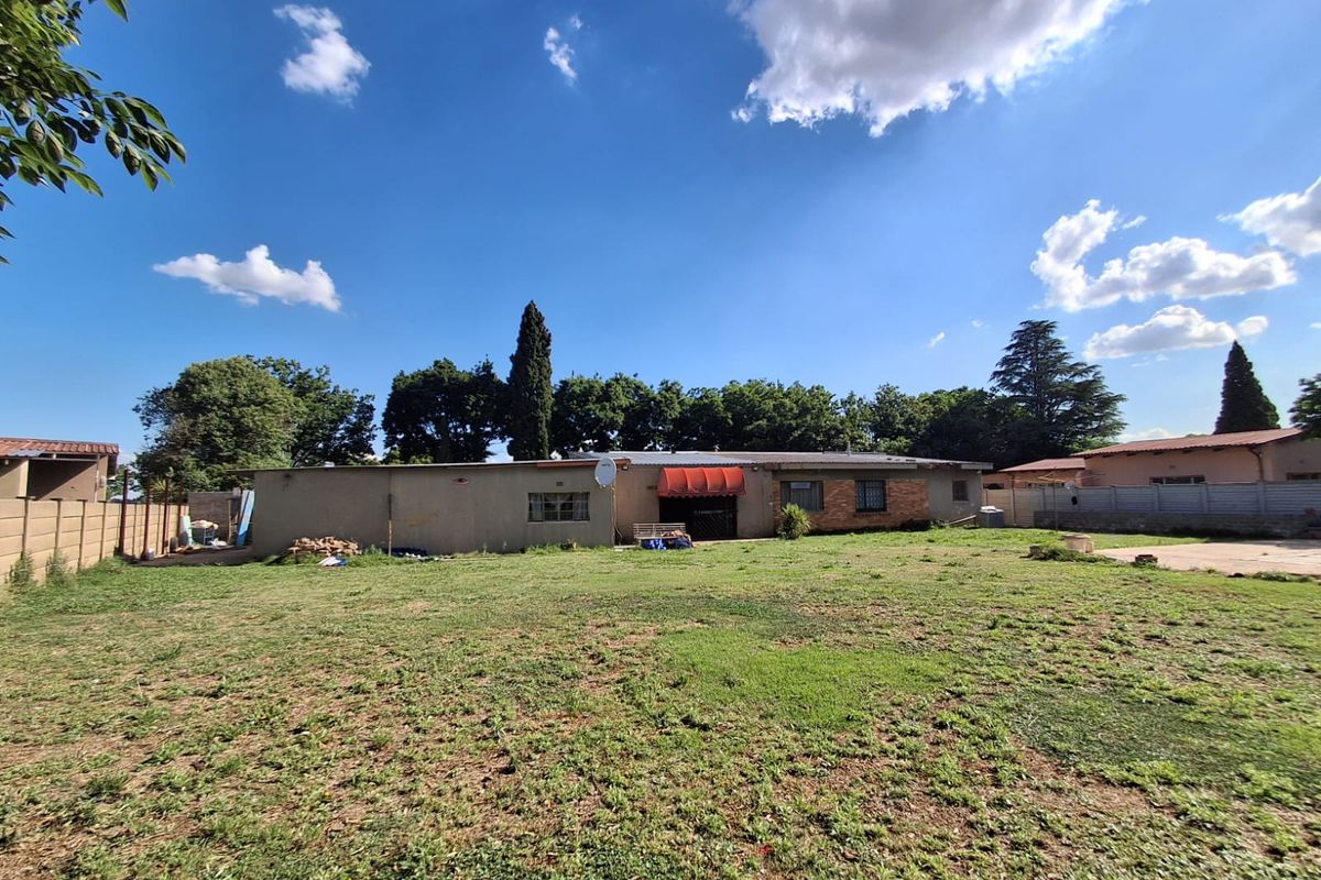 Halted Mid Renovations due to overseas job opportunity. - Photo 2