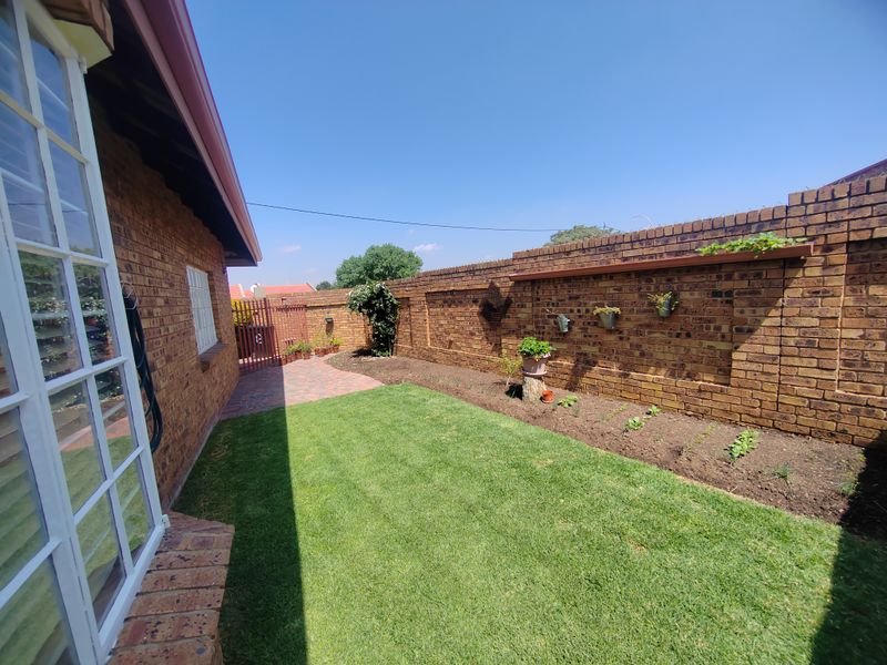Move-In Ready Family Oasis with Pool & Entertainment Area in Sunair Park,Brakpan - Photo 6