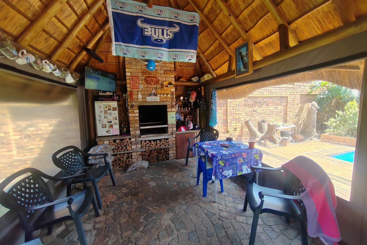 Move-In Ready Family Oasis with Pool & Entertainment Area in Sunair Park,Brakpan - Photo 5