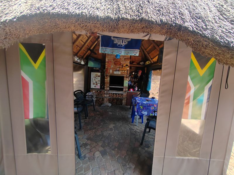 Move-In Ready Family Oasis with Pool & Entertainment Area in Sunair Park,Brakpan - Photo 4