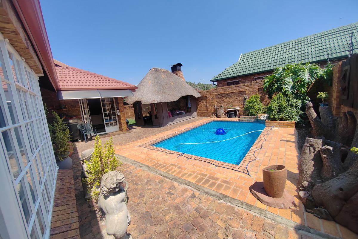 Move-In Ready Family Oasis with Pool & Entertainment Area in Sunair Park,Brakpan - Photo 2