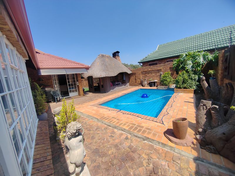 Move-In Ready Family Oasis with Pool & Entertainment Area in Sunair Park,Brakpan - Photo 2