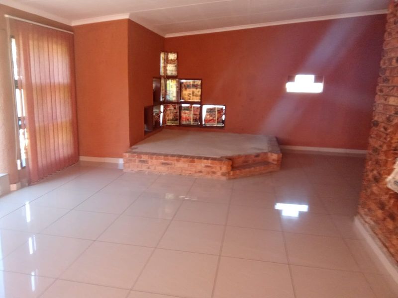 4 Bedroom House For Sale Dalpark Ext 11 - Photo 4