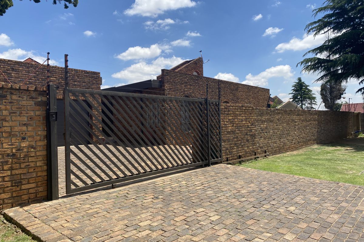 4 Bedroom House For Sale Dalpark Ext 11 - Photo 2